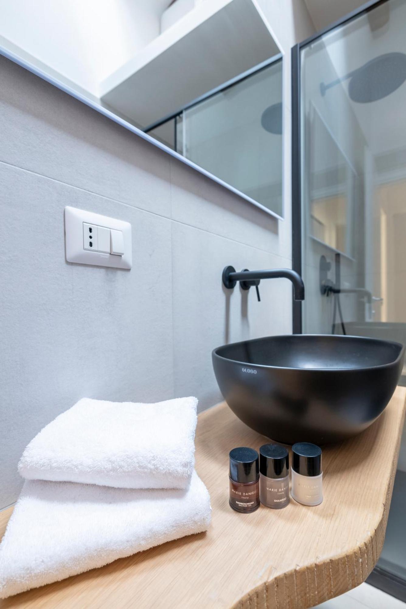Aldrovandi Luxury Suites And Apartment Bologna Exteriör bild