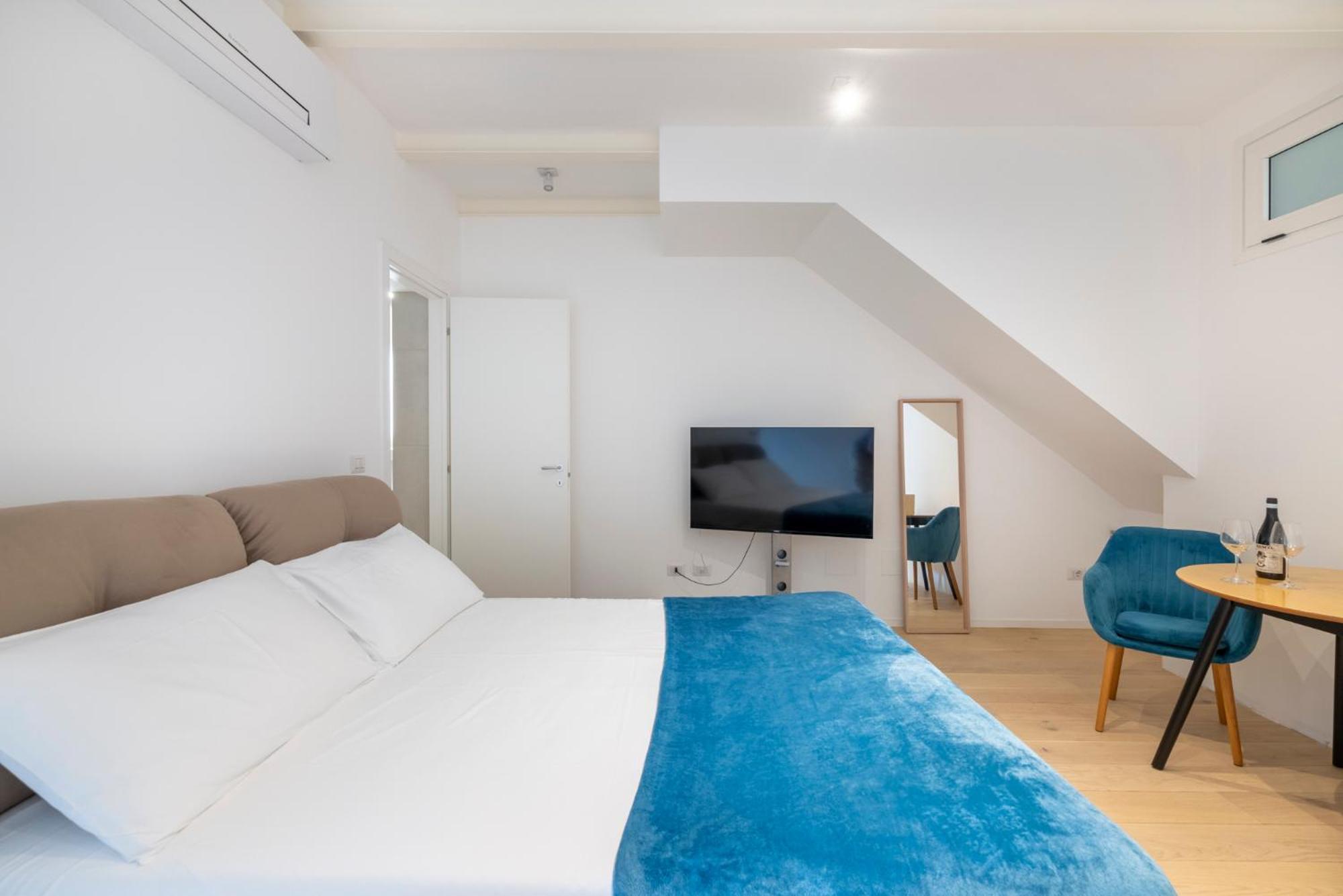 Aldrovandi Luxury Suites And Apartment Bologna Exteriör bild