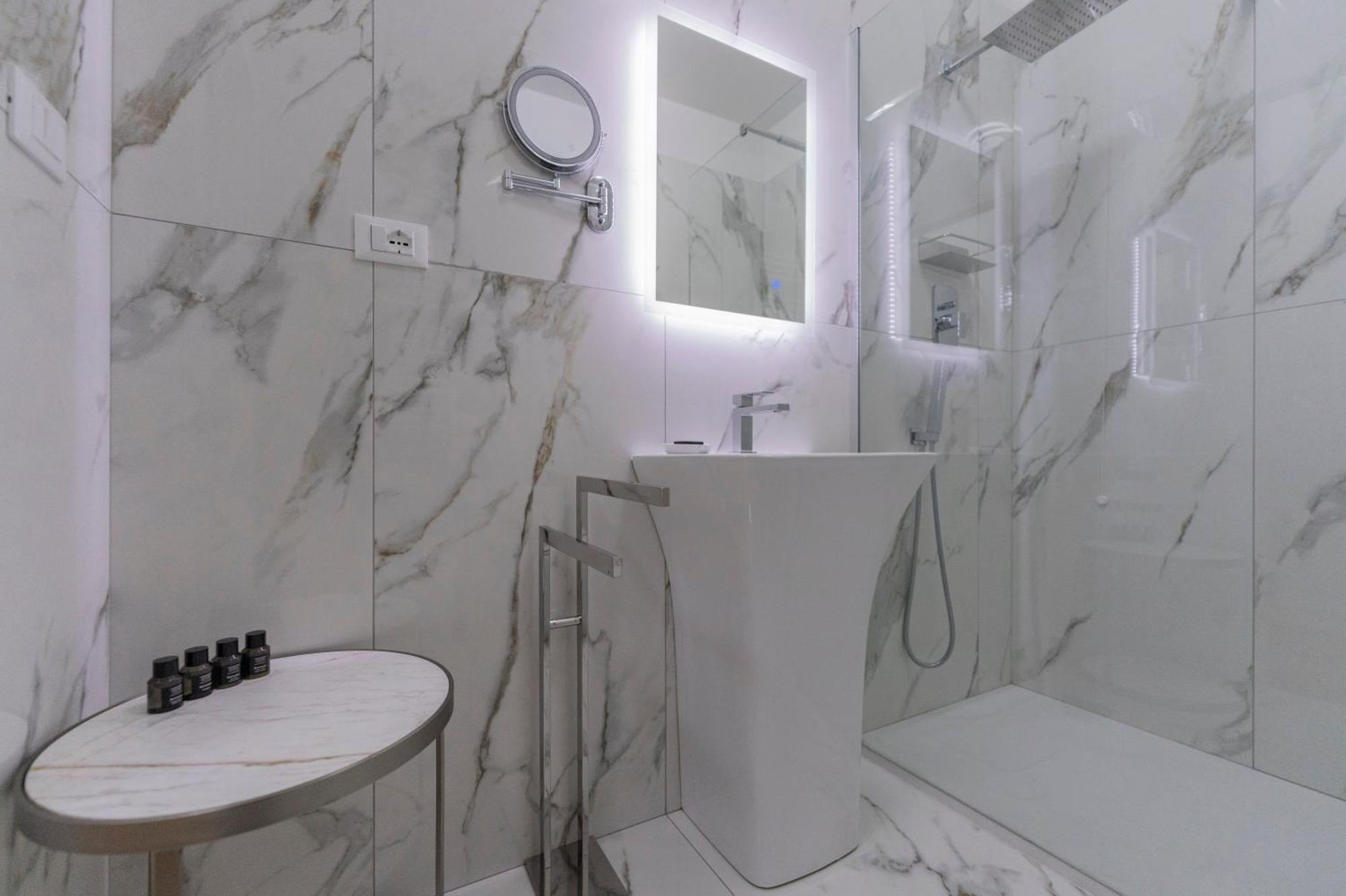 Aldrovandi Luxury Suites And Apartment Bologna Exteriör bild